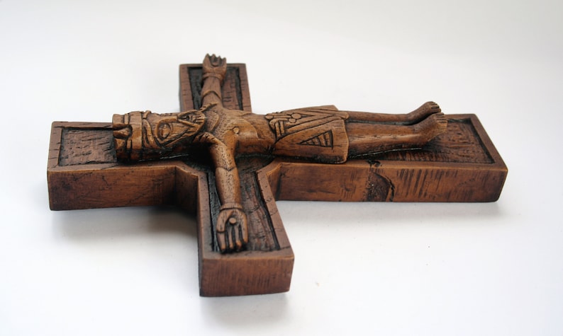Pu&ograve; includere: Un crocifisso in legno con una figura scolpita di Ges&ugrave; Cristo. La croce &egrave; di colore marrone scuro e ha un aspetto rustico.