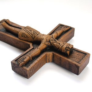 Pu&ograve; includere: Un crocifisso in legno con una figura scolpita di Ges&ugrave; Cristo. La figura &egrave; dettagliata con sculture intricate e una corona di spine.
