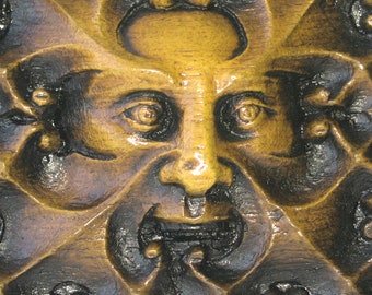 Medeltida reproduktion av Misericord-snideri av den gröna mannen, Chesterkatedralen i England. Väggplakett, gotisk gåva.