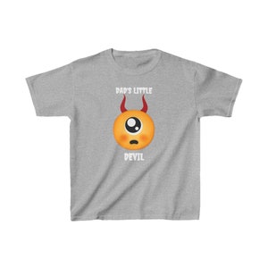 Koszulka dla dzieci Dad's Little Devil Unisex - dziecięca koszulka na Halloween, zabawna koszulka dla maluchów, upiorna koszulka graficzna