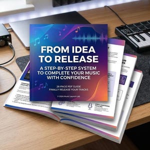 Peut inclure: Une tasse en céramique blanche avec une anse noire et le texte "But First, Coffee" en noir, en gras. La tasse est posée sur une surface blanche. La tasse mesure environ 10 cm de haut.