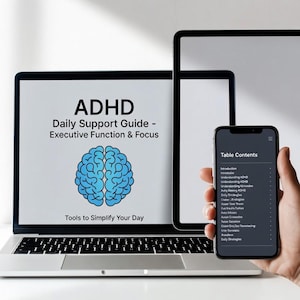 Puede incluir: Un portátil, una tableta y un smartphone que muestran información sobre el TDAH. La pantalla del portátil muestra "ADHD Daily Support Guide - Executive Function & Focus" con un gráfico de cerebro azul. El smartphone muestra una tabla de contenidos.