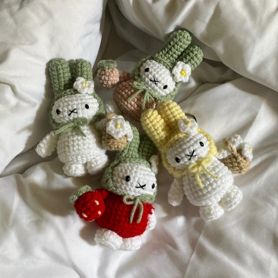 あみぐるみ 「୨୧RIBBON୨୧」 Bunny Keychain | Cute Handmade Crochet Strawberry/basket Amigurumi