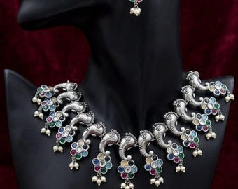 Collana girocollo boho con pavone in pietra e orecchini abbinati, gioielli fatti a mano per matrimoni, festival e regali.
