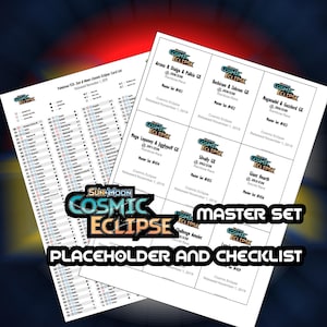以下が含まれることがあります： ポケモンTCGサン＆ムーンコスミックエクリプスカードセットのチェックリストが記載された2枚の白い紙。カード名、セット番号、コスミックエクリプスのロゴが含まれています。「マスターセット」と「プレースホルダーとチェックリスト」の文字も表示されています。