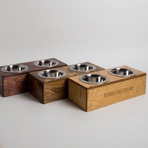 Small Silver Oak Wine Crate Pet Feeder, Choice of Finish Bild 4