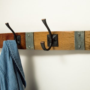 Banded Wine Barrel Coat Rack with Square Oil Rubbed Bronze Hooks, Choice of Finish Bild 1