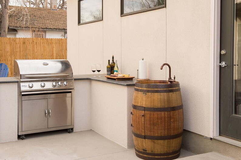 tonneau de vin vanité avec évier de bar de cuivre martelé | etsy