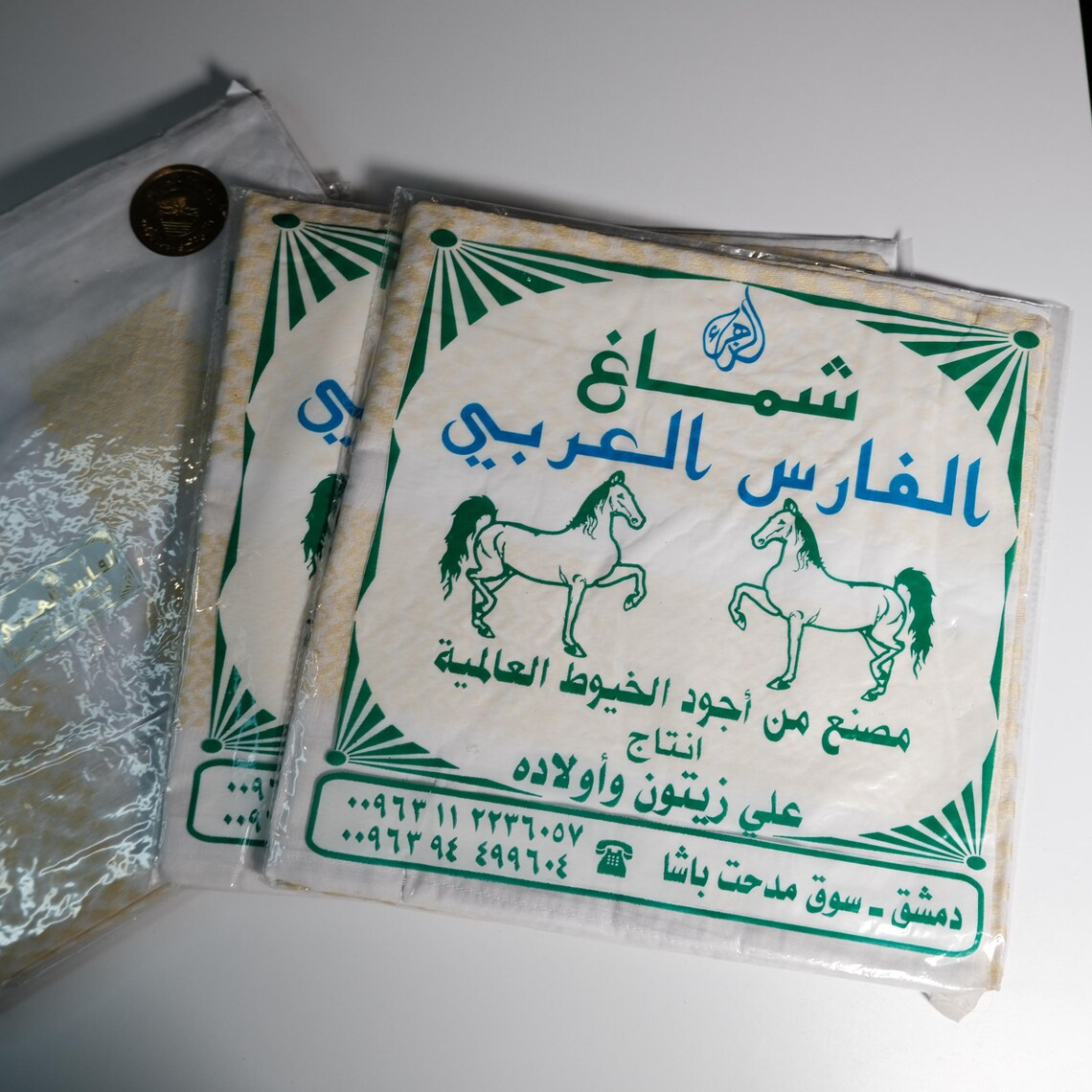 قماش كوفية أبيض مطوي بنقشة ذهبية فاتحة منسوجة وملمس ناعم (5)