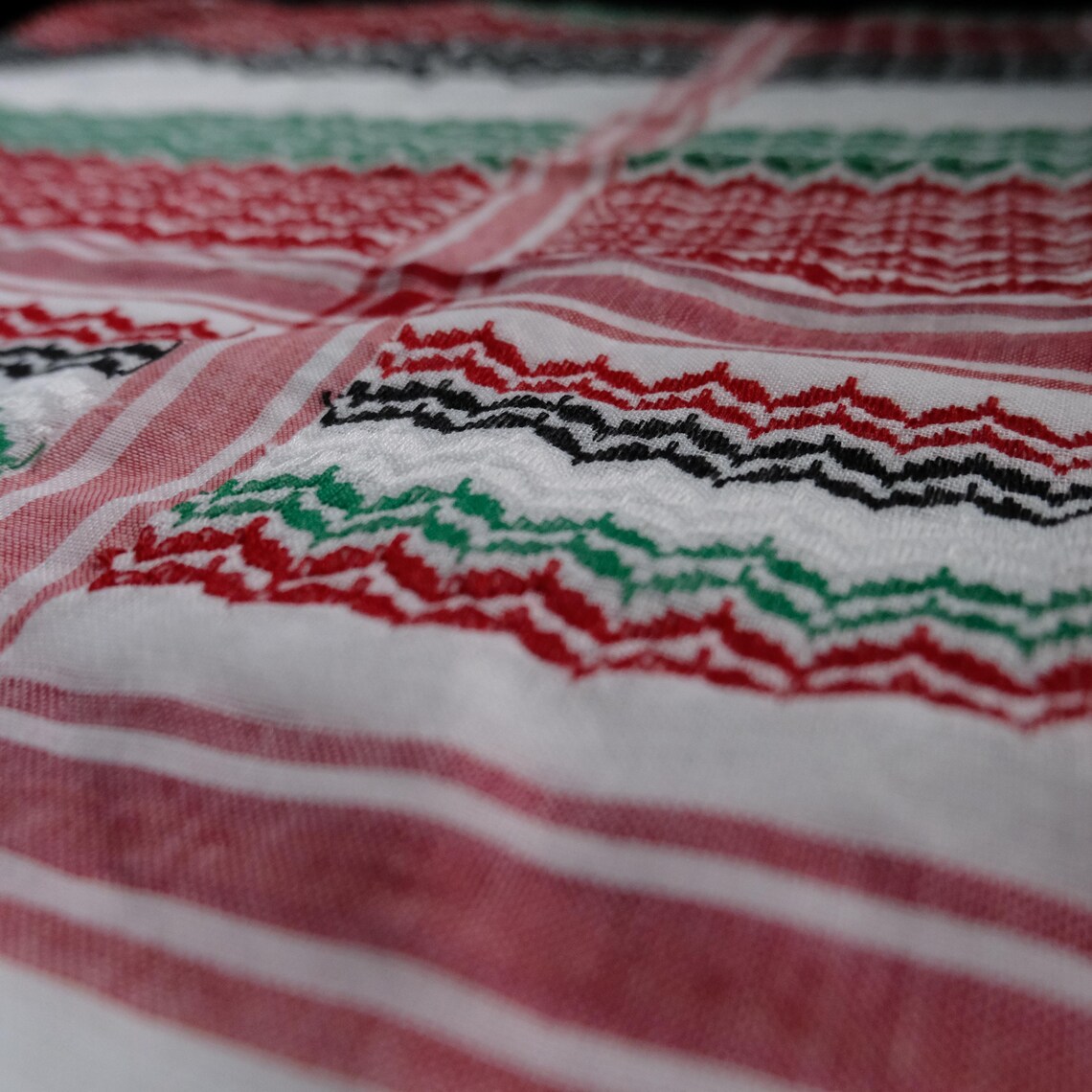 كوفية حرية ملوّنة أصلية مصنوعة في فلسطين بنقشة تراثية وشرّابات يدوية (4)