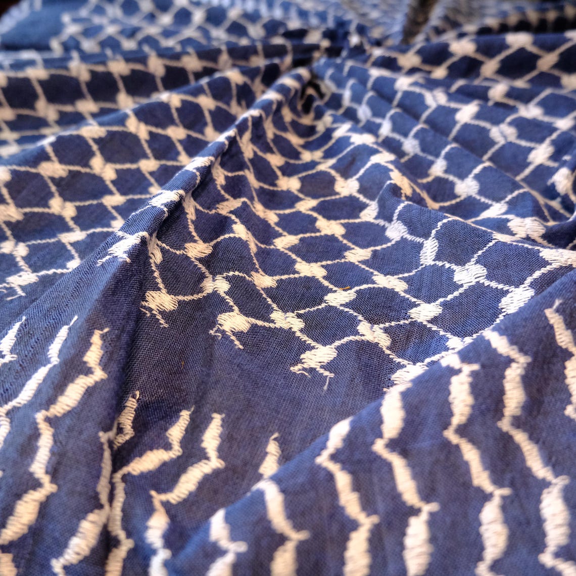 قماش كحلي بنقشة كوفية فلسطينية بيضاء مكررة على شكل شبكة ماسية ملتفة في الوسط (6)