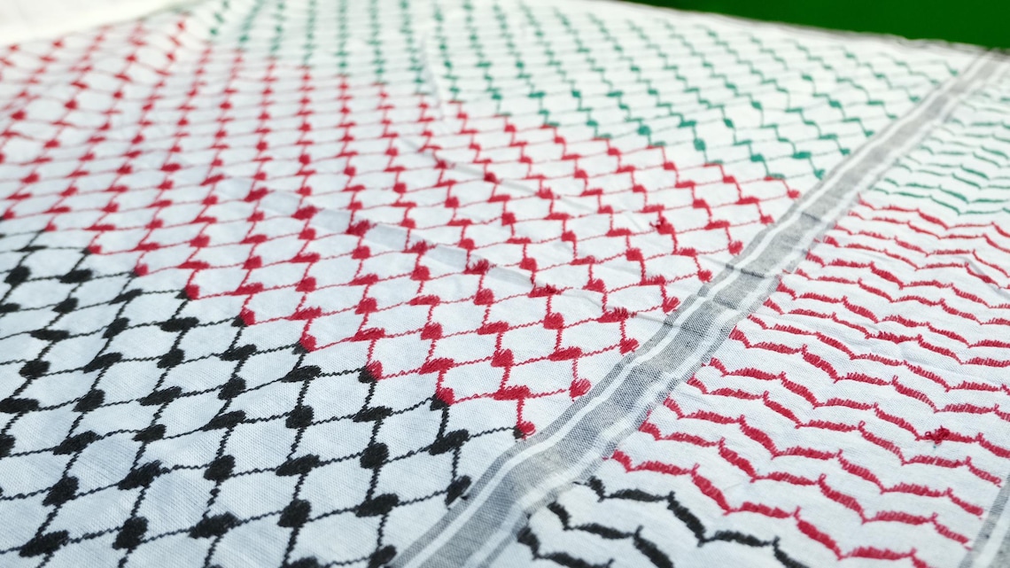 كوفية بيضاء بنقوش هندسية سوداء وحمراء وخضراء مستوحاة من علم فلسطين (3)