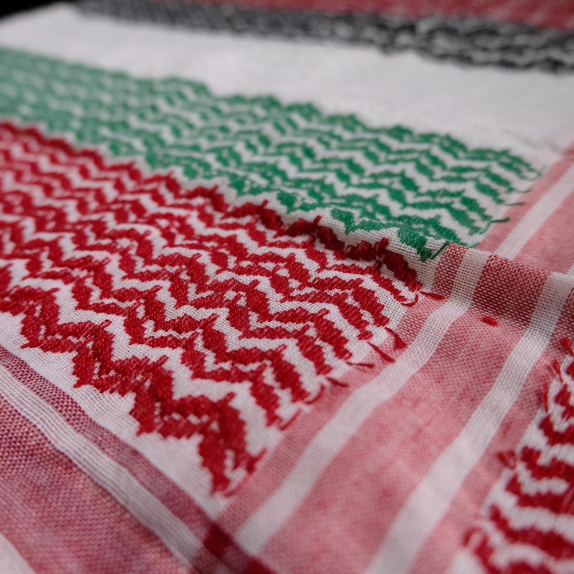 كوفية حرية ملوّنة أصلية مصنوعة في فلسطين بنقشة تراثية وشرّابات يدوية (7)