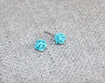 boucles d'oreilles, fleur turquoise, bijou délicat, minimaliste, stud, clous et puces, puces d'oreilles, fait au quebec, acier inoxydable