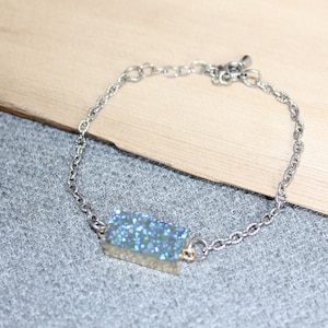 bracelet minimaliste, bracelet druzy, bijou résine, chaine délicate, acier inoxydable, bracelet ajustable, bracelet empilable