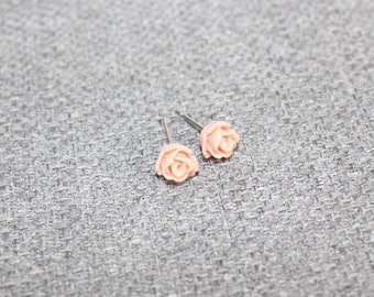 boucles d'oreilles, fleur, bijou corail, minimaliste, bijou délicat, stud, clous et puces, puces d'oreilles, fait au quebec, acier
