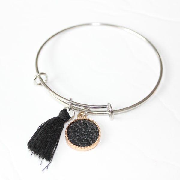 bracelet chic, bracelet rigide, argenté, breloque cuir noir, bijou tassel, bijou textile noir, bracelet, engagement, bracelet breloque, or