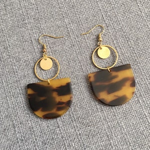 Tortoise shell, acétate, laiton brut, raw brass, boucles doreilles, statement earrings, demi-lune, brun marbré, or, bijoux colorés, vintage
