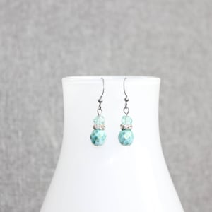 Boucles d&#39;oreilles chic, turquoise, brillant, classique, courte, boucles d&#39;oreilles turquoise, fait au quebec, montreal, tous les jours