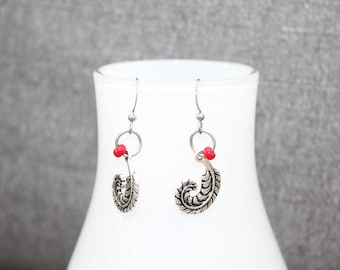 boucle d'oreille plume rouge, feather earring, acier inoxydable, crochet long, bijou de fantaisie, pendentif, boucles d'oreilles pendantes