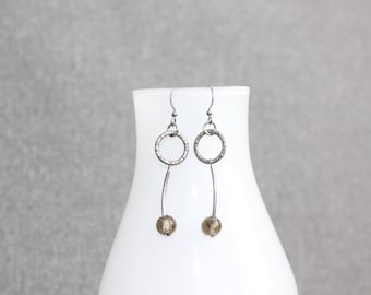 Boucle d'oreilles, grise, boucles d'oreilles inox, verre soufflé, fait au Quebec, anneau métal, cadeau pour femme, bijoux minimaliste