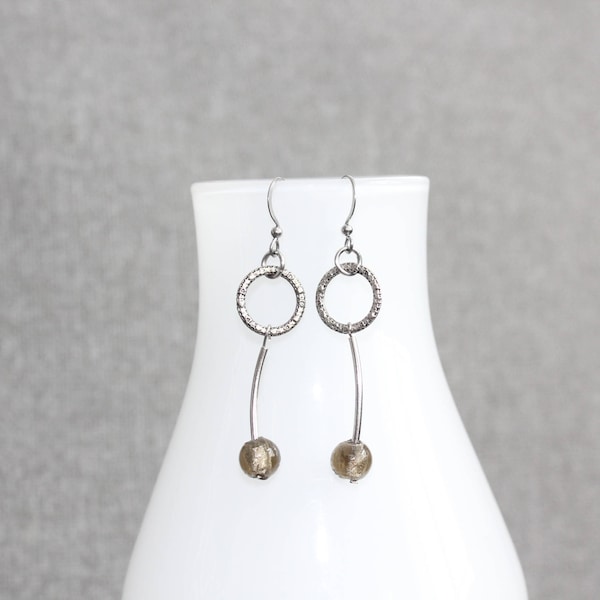 Boucle d'oreilles, grise, boucles d'oreilles inox, verre soufflé, fait au Quebec, anneau métal, cadeau pour femme, bijoux minimaliste