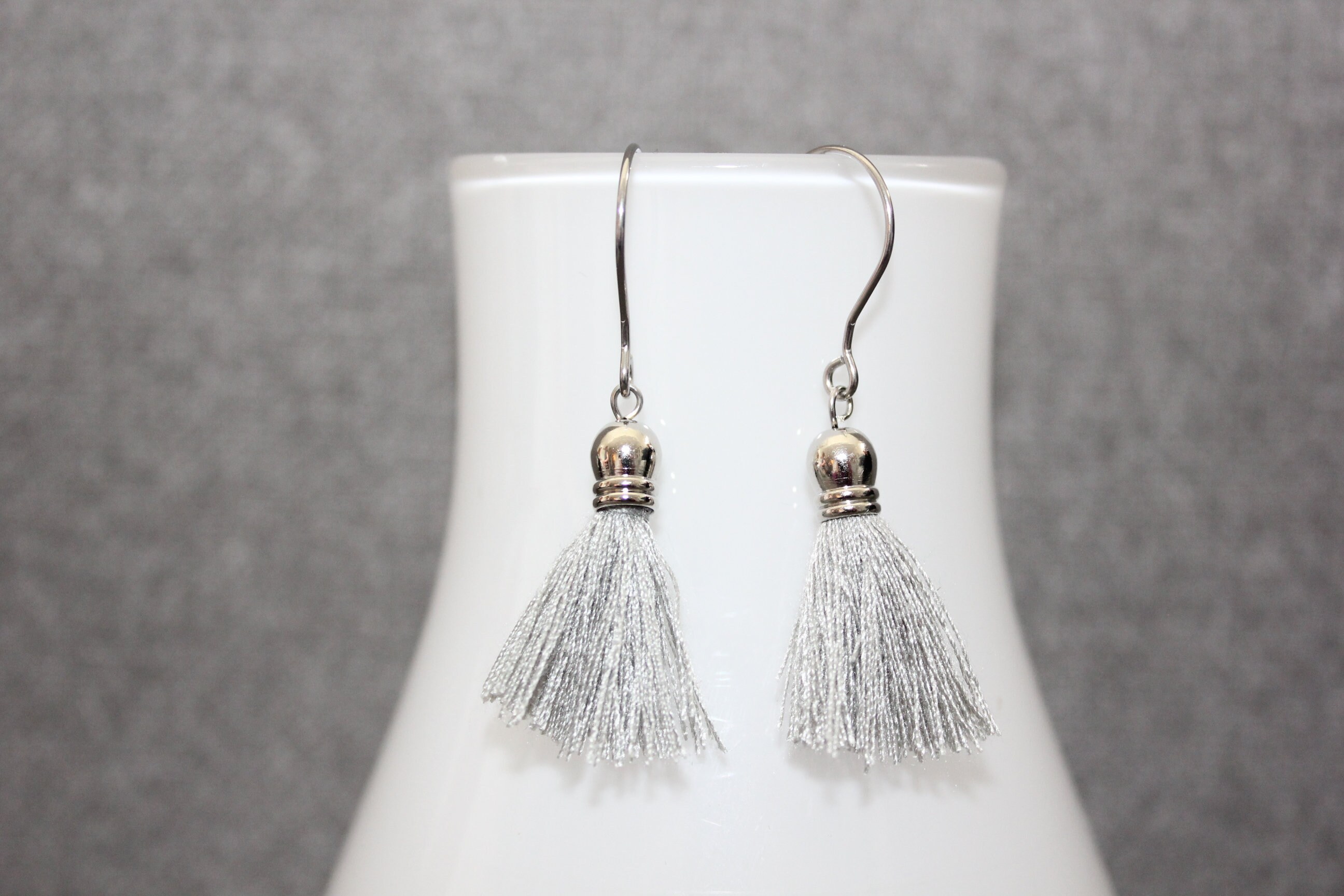 Boucles D'oreilles Pompon Gris Et Doré - Marque Collection CMLPB, Neuf Avec étiquettes