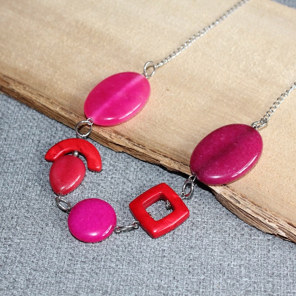 collier court, bijou femme, bijoux colorés, collier rose, rouge, pierre semi précieuse, estival, funky, bijoux imposant, géométrique, quebec