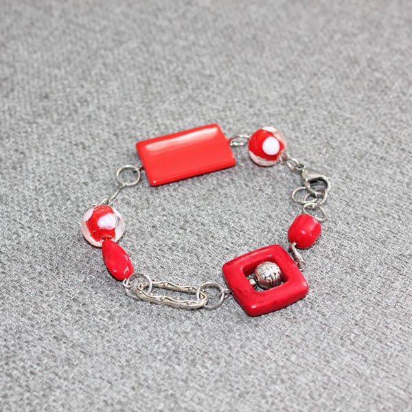 bijoux, bracelet, bracelet à breloques, bracelet métal, bracelet rouge, bracelet ajustable, rouge, argent, minimaliste, verre, casual, funky