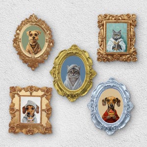 Puede incluir: Cinco retratos enmarcados de animales. Un perro con gafas y un suéter, un gato con bata, un gato con toalla, un perro con sombrero bebiendo de una taza y un perro sosteniendo una magdalena. Los marcos son dorados y plateados.