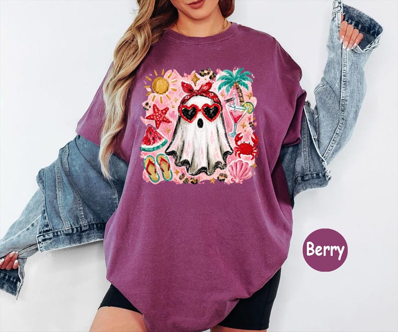 Peut inclure: Un t-shirt couleur baie avec une impression graphique repr&eacute;sentant un fant&ocirc;me portant un bandana rouge et des lunettes de soleil en forme de c&oelig;ur. Le motif inclut des &eacute;l&eacute;ments estivaux comme un palmier, une &eacute;toile de mer et un cocktail.