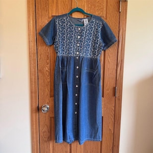 short sleeve denim midi dress DAYDREAM 100% CottonImported.CAREFITRecommend ordering true to size.Front Body Length Levi's Women's Louisa Denim Dress