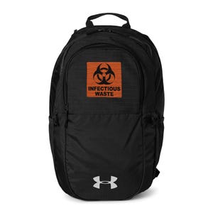 Può includere: Uno zaino nero con maniglia superiore e una toppa quadrata arancione sulla tasca anteriore. La toppa mostra un simbolo di rischio biologico nero sopra la scritta INFECTIOUS WASTE. Un logo Under Armour bianco è posizionato sul fondo.