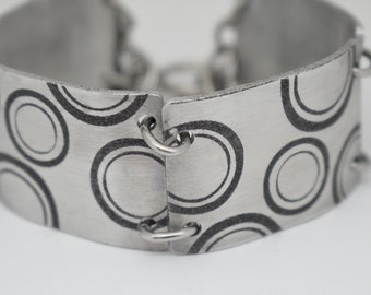Retro Circles Etched Aluminum Metal Bracelet