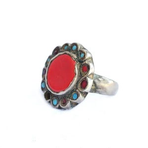 Bague ancienne en argent avec pâte de verre rouge, bague fleur rouge de Muzaffarabad Pakistan, bague orientale ancienne taille 8