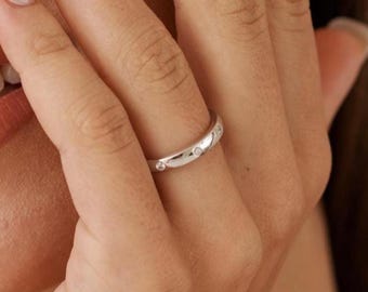 Anillo de plata con circonitas cúbicas • Plata de ley 925 • Anillo minimalista y delicado apilable • Evie