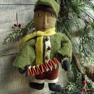 mY pRIMITIVE  Vintage Style Ornies Collection/Boy With Squeeze Box ornament/christmass tree PATTERN Instant download