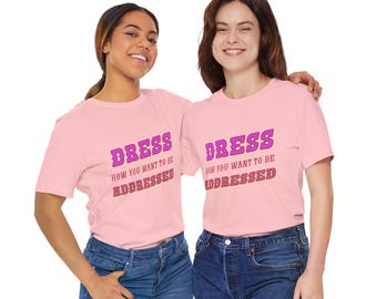 Kleed je zoals je wilt worden aangesproken, empowerment-T-shirt, T-shirt met zelfrespect, inspirerende graphic top, genderneutraal, motiverende kleding