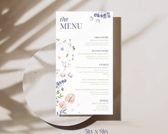 Könnte beinhalten: Eine vertikale rechteckige Menükarte mit den Maßen 12,7 cm mal 22,86 cm auf weißem Hintergrund. Sie zeigt dunkelblauen Text mit der Aufschrift the menu, first course, second course, entrees und dessert, verziert mit Aquarell-Blumenmotiven.