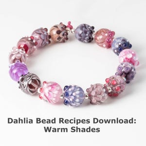 Puede incluir: Una pulsera de cuentas de vidrio coloridas en tonos rosa, morado y marrón. Las cuentas tienen un diseño floral y están ensartadas con espaciadores plateados. El texto "Dahlia Bead Recipes Download: Warm Shades" está en la parte inferior.