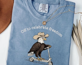 Camiseta Comfort Colors® del 4 de julio con águila para celebrar la libertad. Camiseta del 4 de julio con estampado de vaquero, scooter y pájaro, 250 aniversario de Estados Unidos.