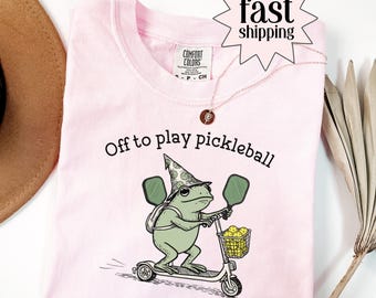 Koszulka Pickleball Comfort Colors z nadrukiem "Zdejmij koszulkę do gry w Pickleball" z żabą, zabawną ropuchą i zabawnym nadrukiem "Gracz w Pickleball" z zabawnym zwierzęciem wiosłem i piklem