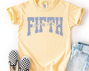 T-shirt van Comfort Colors® voor kinderen in groep 5 met blauwe stippen, in cottagecore-stijl, leuk T-shirt voor de eerste schooldag.