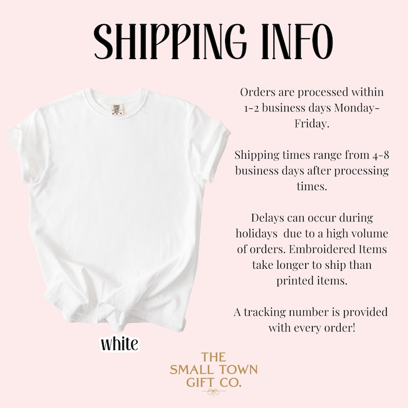 Pode incluir: Uma camiseta branca com gola redonda. O texto "SHIPPING INFO" est&aacute; na parte superior da imagem. O texto "white" est&aacute; na parte inferior esquerda da camiseta. O logotipo The Small Town Gift Co. est&aacute; na parte inferior direita.
