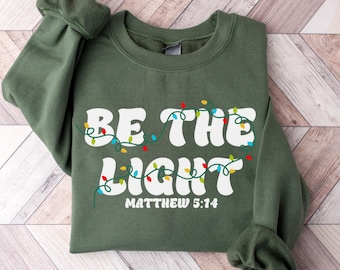 Felpa di Natale Sii la Luce Tshirt Buon Natale Versetto biblico Gesù Maglione Cristiano Matteo Vacanza Credente Pullover per le vacanze Regalo