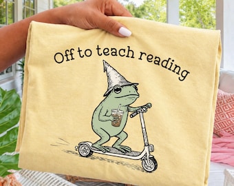 Comfort Colors® 読書教師用シャツ 英語教師 新学期Tシャツ おかしな看護師カエル アイスコーヒーTシャツ 新しい識字専門家へのギフト