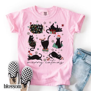 Camiseta Infantil Natalina com Gato em Cores Confortáveis - Camiseta "Catmas Christmas Tree Light Its Fine Holiday" - Camiseta Infantil com Estampa de Gatinho Preto e Natalina
