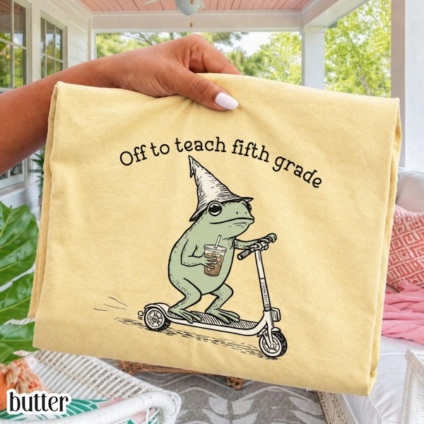 Komfort Colors® Fünfte Klasse Shirt 5. Klasse Lehrer Zurück zu Schule T-Shirt Dumme weg, Frosch Eiskaffee T-Shirt zu unterrichten Niedlicher Grundschullehrer