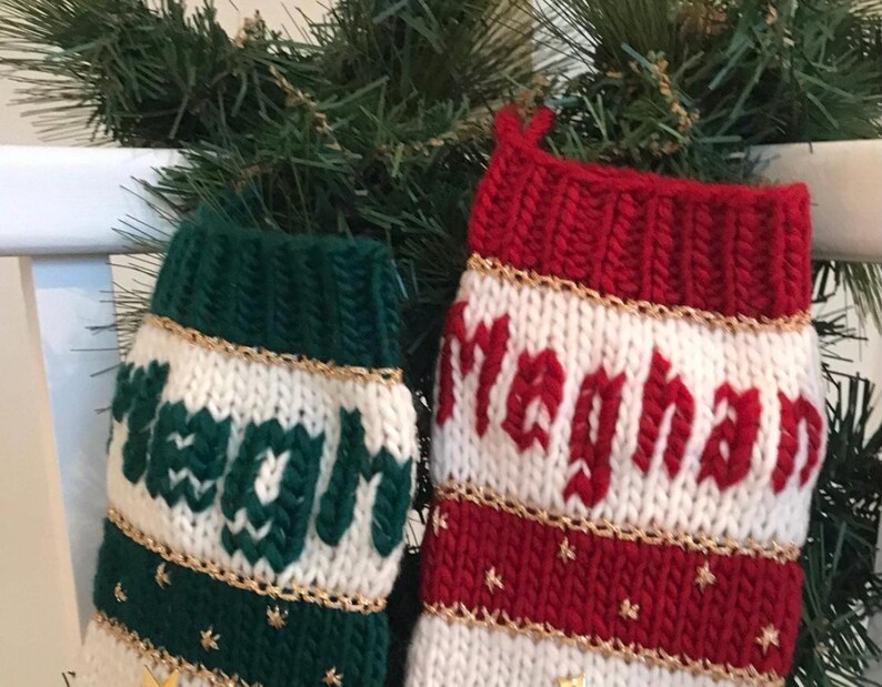 以下が含まれることがあります： 金色のトリムと「Meghan」と「Meghan」という名前が刺繍された、ニット製のクリスマスストッキングが2つです。