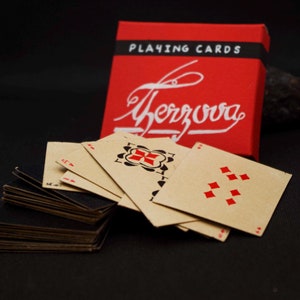 伝統的な技術を使用して手作りされたロシアの犯罪カード ゲーム。とても珍しくてユニークです。